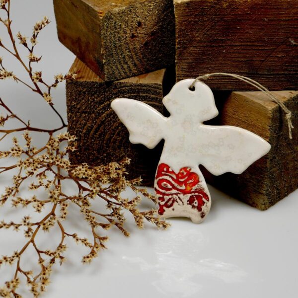 Czerwono-biały aniołek ceramiczny, ręcznie wykonana zawieszka z giny,