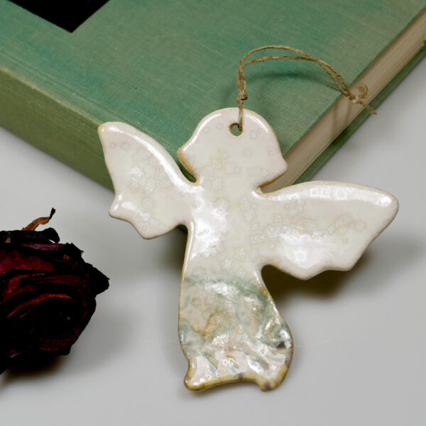 Zawieszka ceramiczna anioł, to oryginalny prezent na wiele okazji. Ręcznie wykonana, oryginalna ozdoba całoroczna lub dekoracja świąteczna,