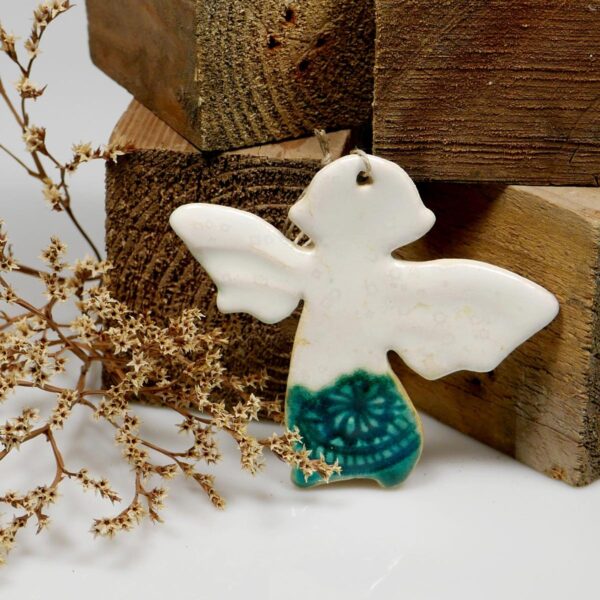 Aniołek biało-turkusowy z gliny, miła pamiątka dla gości
