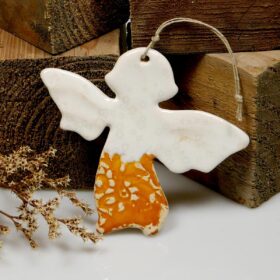 Pomarańczowy aniołek ceramiczny zawieszka