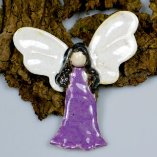 Aniołek ceramiczny Fascynujący. Mały aniołek ceramiczny w fioletowej sukni, do zawieszenia na ścianie