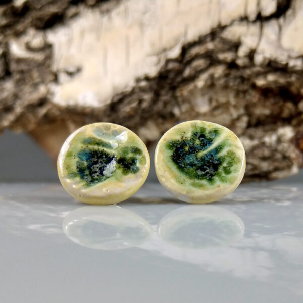 Ceramiczne kolczyki Zielone Łąki, ręcznie zrobione dla kobiety, która chce się wyróżnić, przykuwają uwagę i są niepowtarzalne.