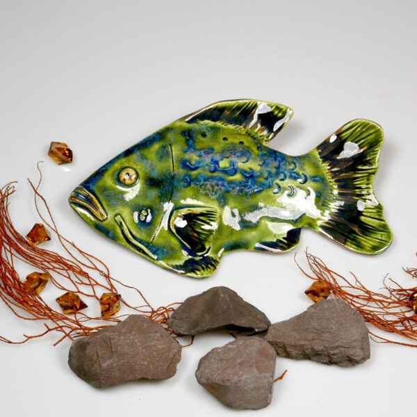 Ceramiczna ryba zielona, uformowana ręcznie z gliny, wypalona, oryginalna dekoracja wisząca do pokoju dziecięcego, łazienki, salonu.