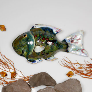 Ryba ceramiczna Pyzata, uformowana ręcznie z gliny, wypalona, oryginalna dekoracja wisząca do pokoju dziecięcego, łazienki, salonu.