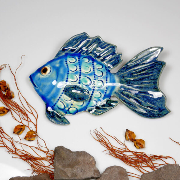 Ceramiczna ryba błękitna, uformowana ręcznie z gliny, wypalona, oryginalna dekoracja wisząca do łazienki, pokoju dziecięcego, salonu.