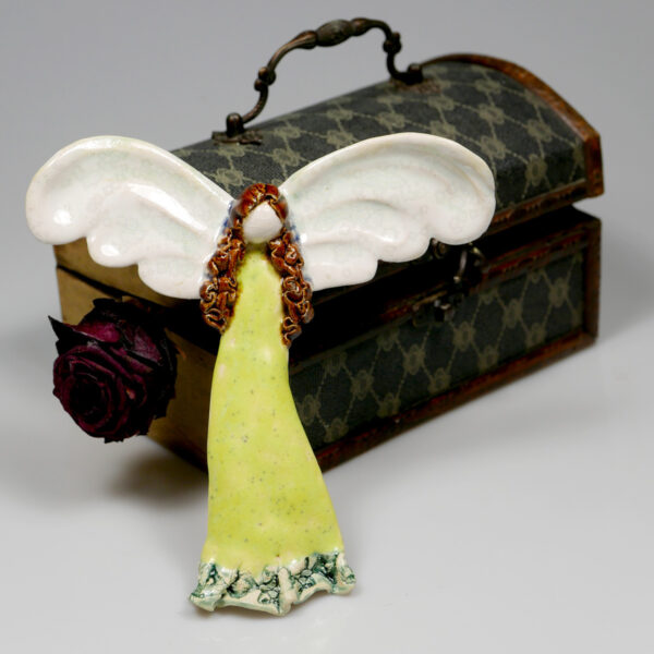 Aniołek ceramiczny żółto-zielony, ręcznie wykonana ozdoba