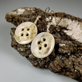 Ceramiczne kolczyki Koktajl Owocowy, ręcznie zrobione dla kobiety, która chce się wyróżnić, są niepowtarzalne i przykuwają uwagę.