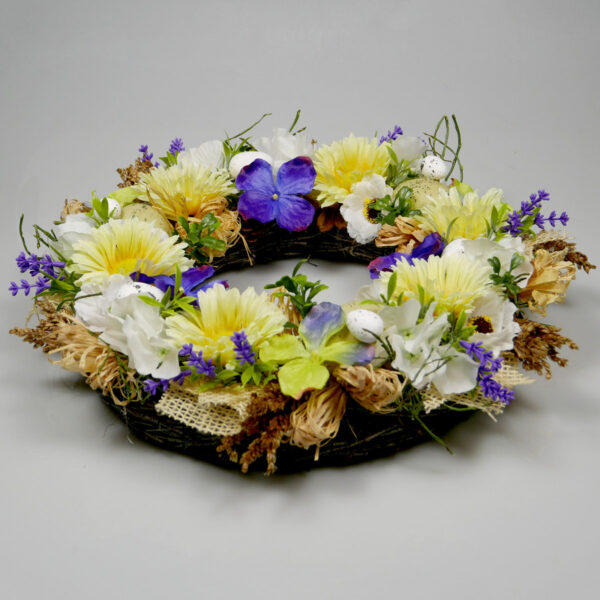 Stroik wielkanocny na stół z żółtych i fioletowych kwiatów