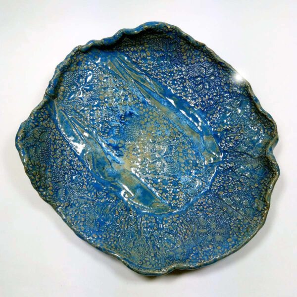 Błękitna patera ceramiczna w koronkowy wzór