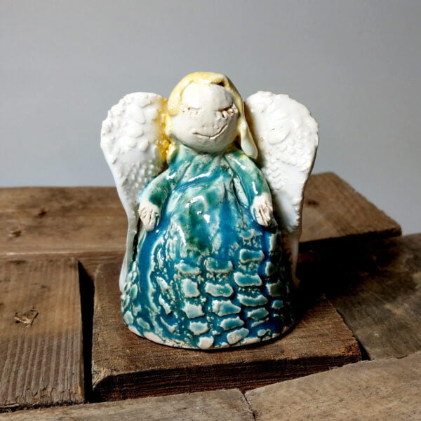 Aniołek Radosny figurka ceramiczna ręcznie wykonana z gliny