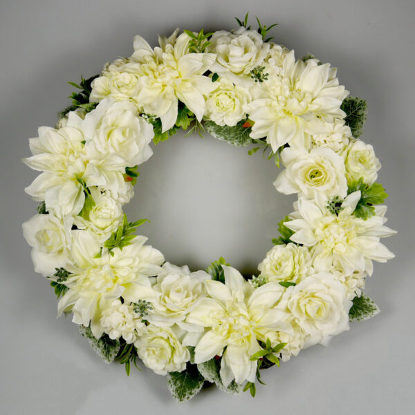 Dekoracja weselna biały wieniec z kwiatów