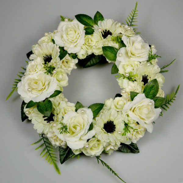 Wianuszek z białych kwiatów ozdobiony perełkami dekoracja ścienna na wesele