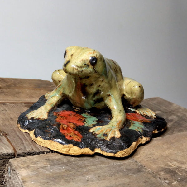 Rzeźba ceramiczna zielona żaba na podstawce