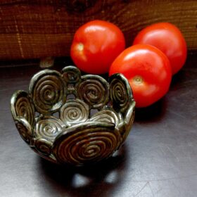 Brązowa ażurowa miska ceramiczna, spiralki, uformowana i poszkliwiona ręcznie