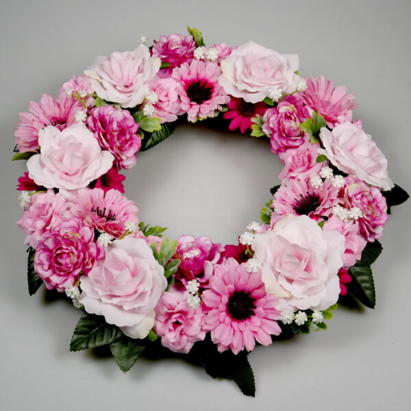 Wianek z różowych kwiatów wisząca dekoracja florystyczna