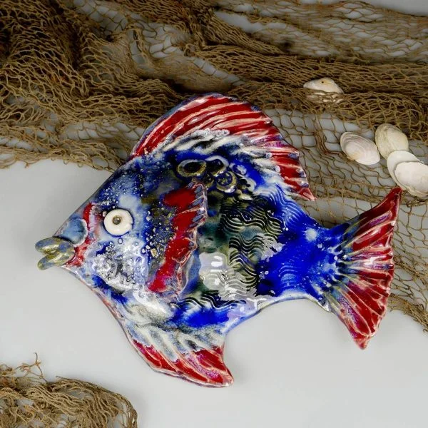 Ryba ceramiczna czerwono-niebieska, barwna dekoracja
