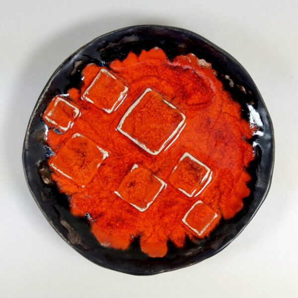 Ceramiczny talerz z czerwonymi kwadratami