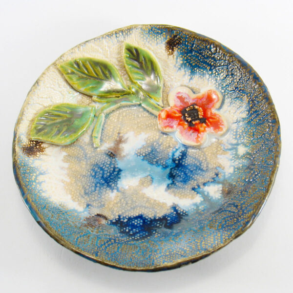 Ozdobne naczynie ceramiczne z kwiatkiem