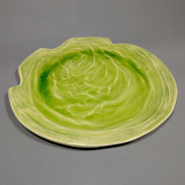 Ozdobny talerz z zielonym szkliwem