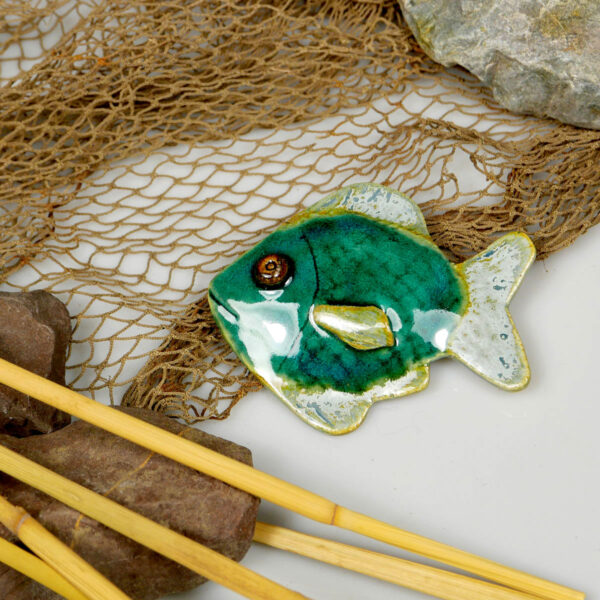 Zielona mała rybka z gliny