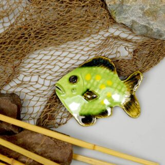 Mała zielona ryba ceramiczna