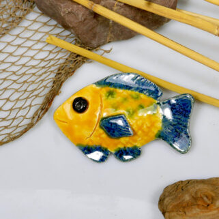 Mała żółta rybka ceramiczna