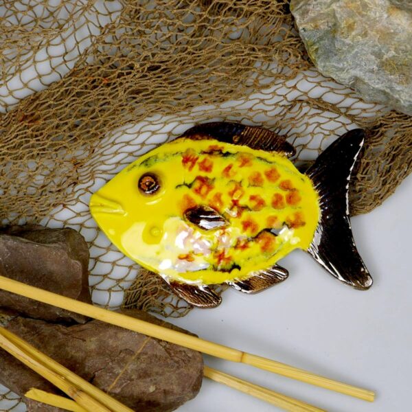 Żółta rybka w czerwone kropki