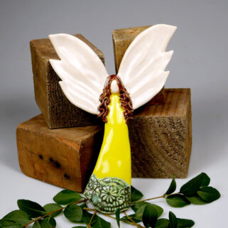 Anioł ceramiczny w żółtej szacie, świetny pomysł na prezent