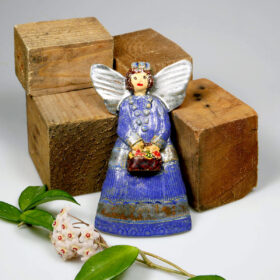 Ceramiczny anioł z koszyczkiem, oryginalna ozdoba ściany