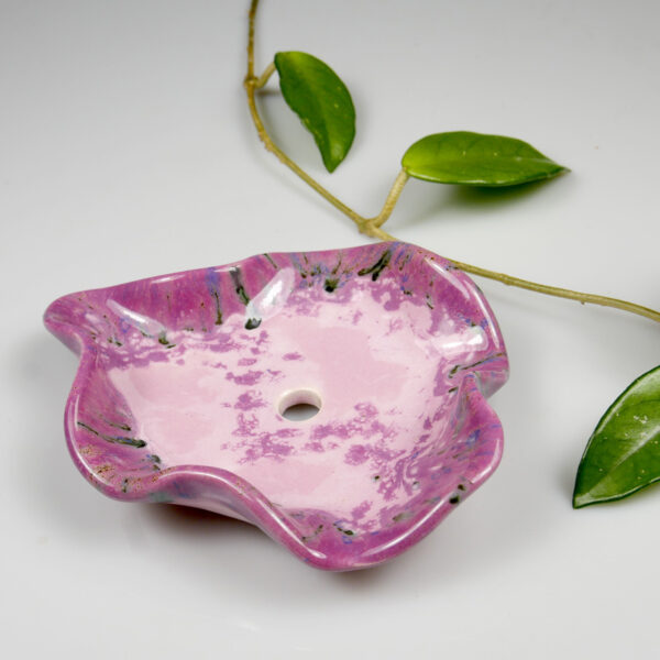 Różowa fantazyjna mydelniczka ceramiczna