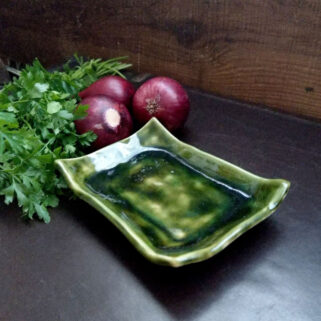 Prostokątne zielone naczynie ceramiczne