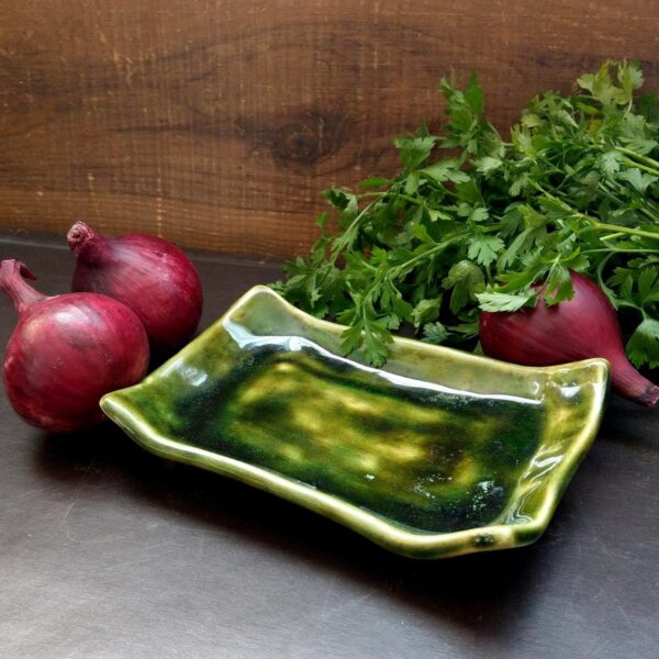 Zielony prostokątny talerz ceramiczny
