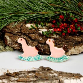 Różowe koniki ceramiczne