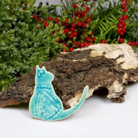 Turkusowy kotek na magnes, ozdoba ceramiczna