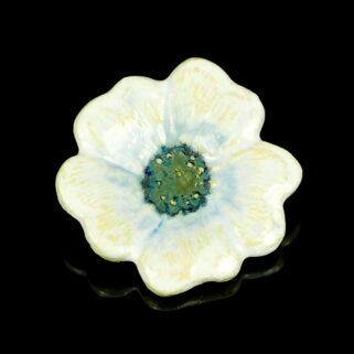 Biały kwiatek broszka ceramiczna