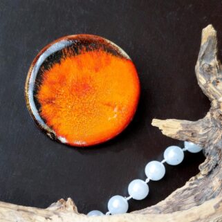 Pomarańczowa okrągła broszka Ognista ceramika ręcznie wykonana w pracowni Dora Decora