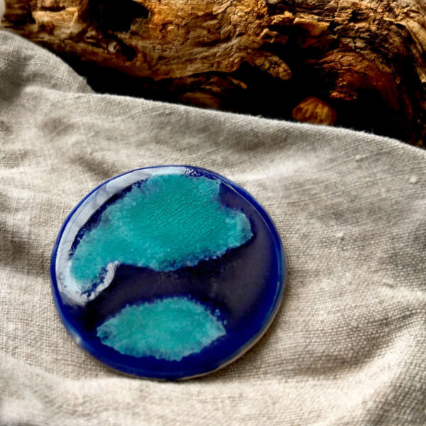 Okrągła broszka ceramiczna Akwen biżuteria turkusowo niebieska