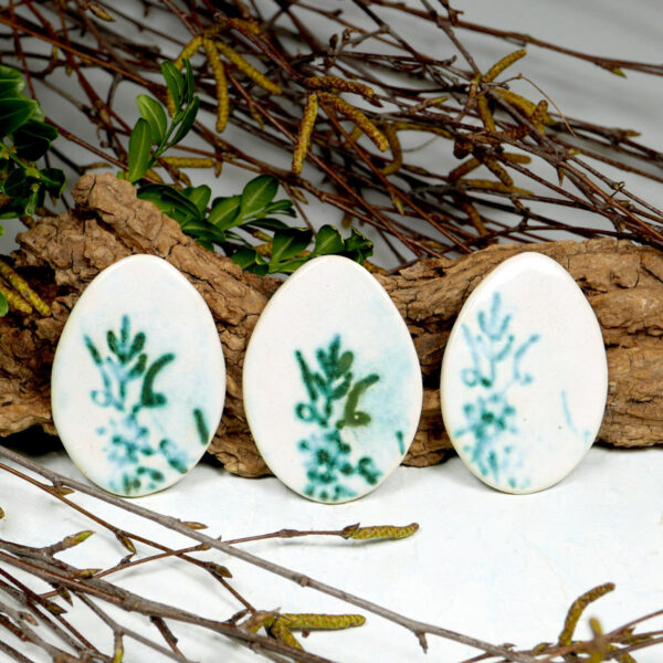 Białe ceramiczne jajka na magnes ręcznie zrobione