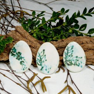 Białe jajka ceramiczne z wzorkiem magnesy