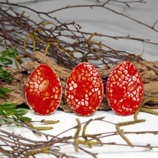 Czerwone jajka ozdoba wielkanocna ręcznie zrobione z gliny