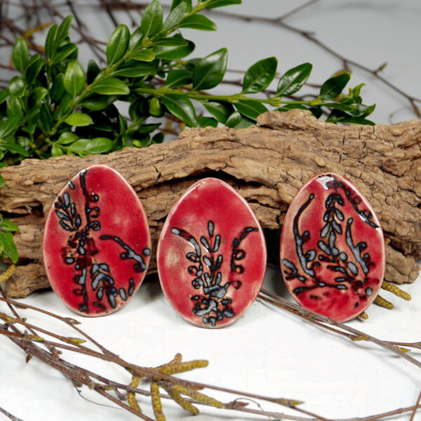 Czerwone ozdobne jajeczka na magnes ręcznie wykonane z gliny
