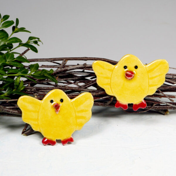 Ceramiczne kurczaczki dekoracja lodówki na Wielkanoc