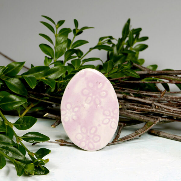 Różowe jajko na magnes ceramiczna ozdoba wielkanocna
