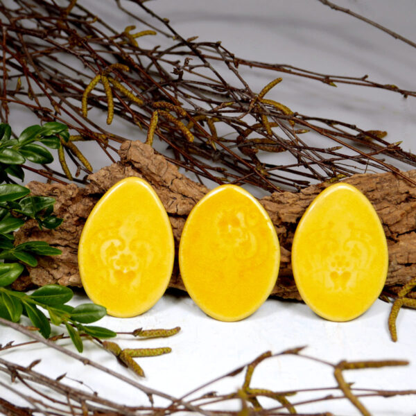 Żółte jajka z gliny dekoracja na lodówkę