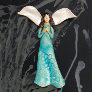 Ceramiczny anioł Łagodny zawieszka na ścianę. Aniołek w turkusowej szacie