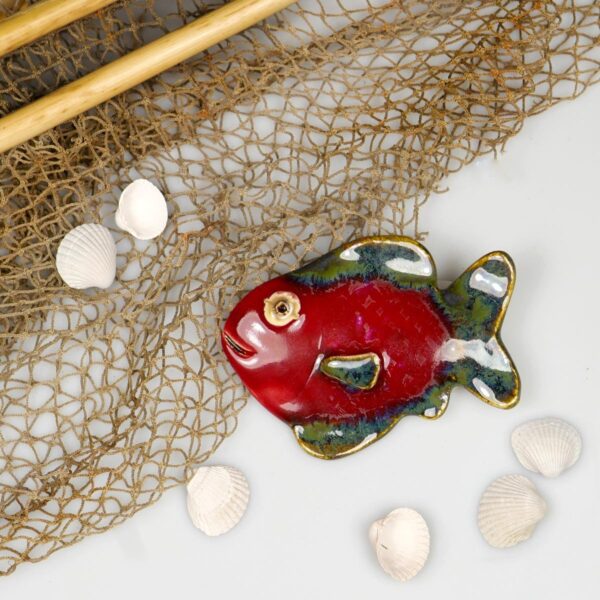 Czerwona rybka ceramiczna ręcznie wykonana z gliny