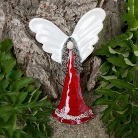 Ceramiczny Anioł Niosący Szczęście zawieszka na ścianę. Niepowtarzalna, ręcznie wykonana ozdoba do pokoju dziecięcego. Oryginalny upominek na chrzest.