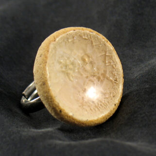 Kremowy pierścionek ceramiczny okrągły ręcznie wykonany