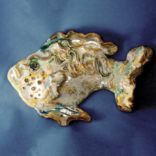 Ryba ceramiczna beżowa, zawieszka na ścianę, uformowana ręcznie z gliny,