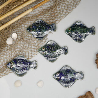 Ławica srebrzystych fląderek ceramicznych, zestaw rybek na ścianę